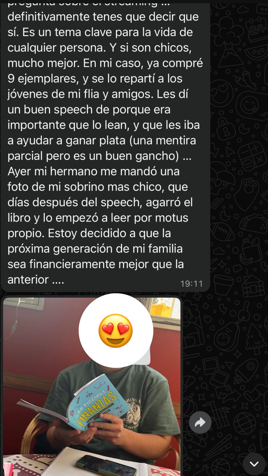 Mensaje de WhatsApp de Hernán sobre regalar el libro a jóvenes de su familia